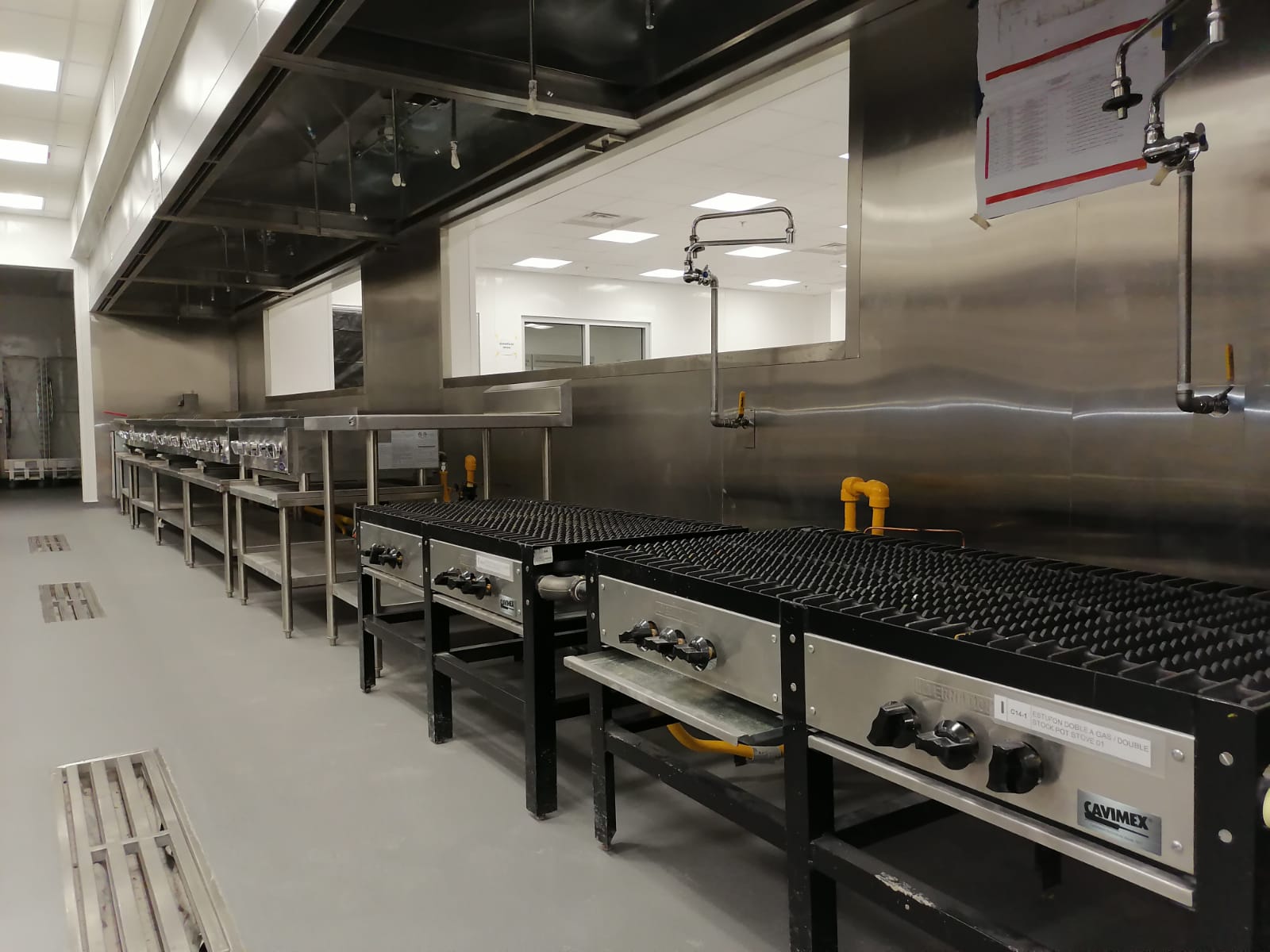¿Por qué predomina el acero inoxidable en las cocinas industriales?